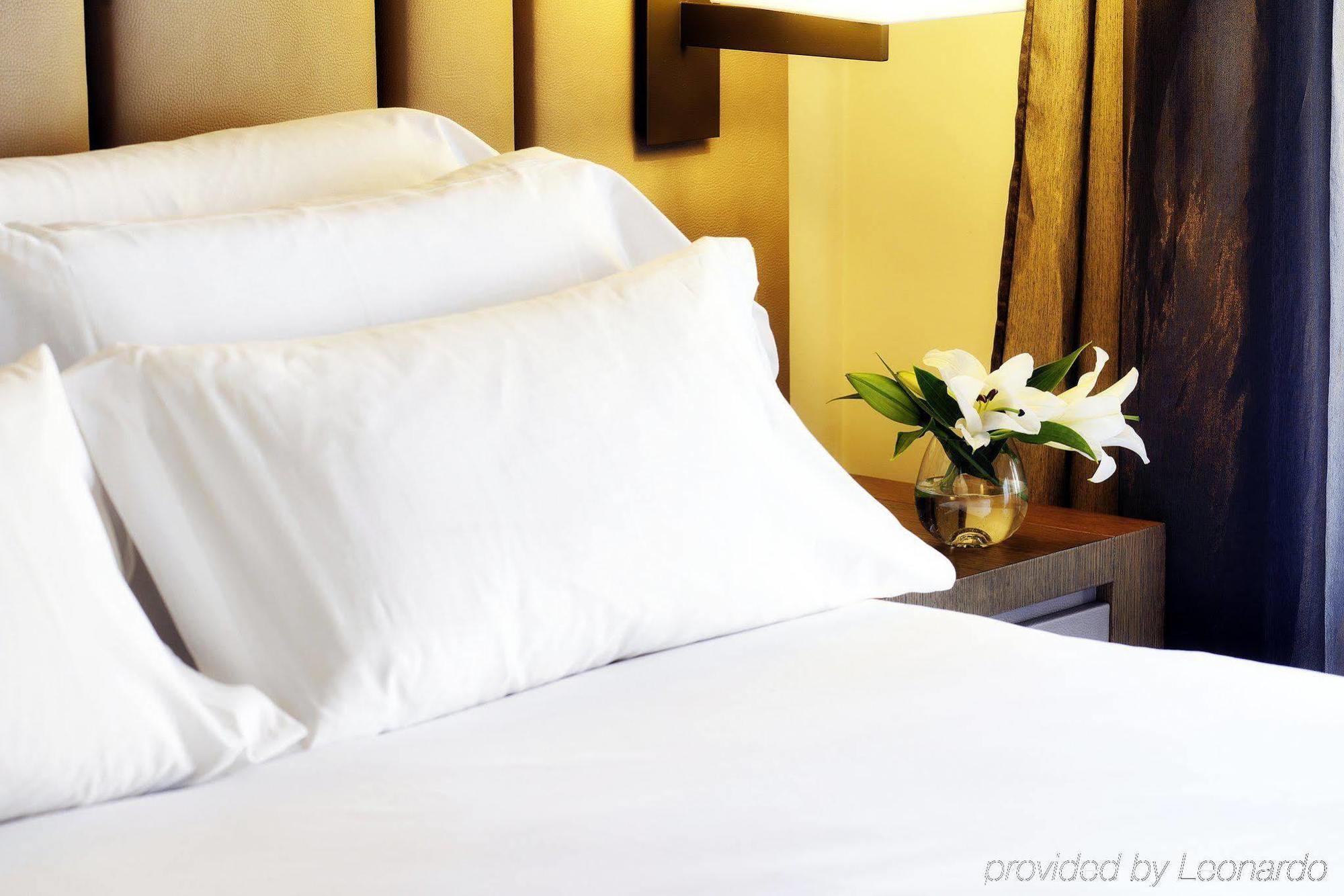Nh Collection Madrid Palacio De Tepa Ngoại thất bức ảnh A pillow