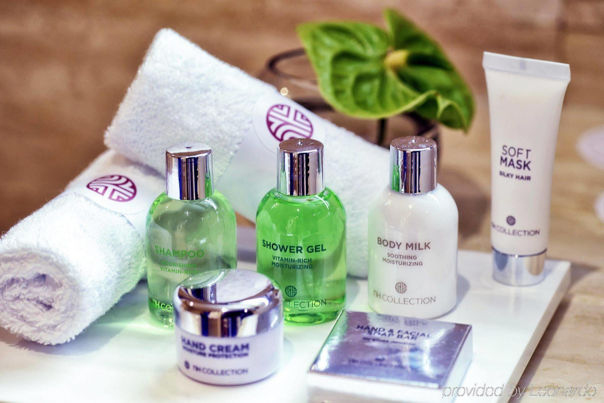 Nh Collection Madrid Palacio De Tepa Ngoại thất bức ảnh A selection of toiletries